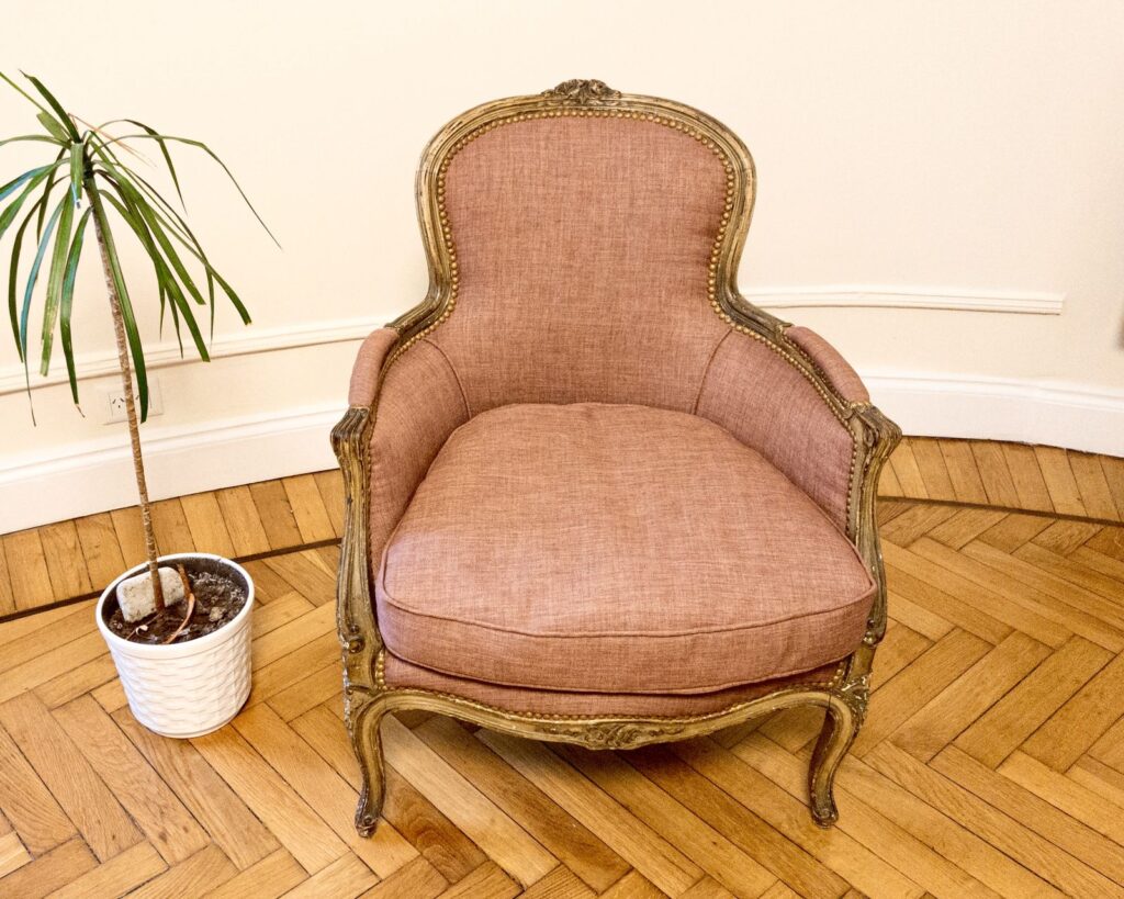Bergère Luis XV restaurado y retapizado en tela rosa viejo