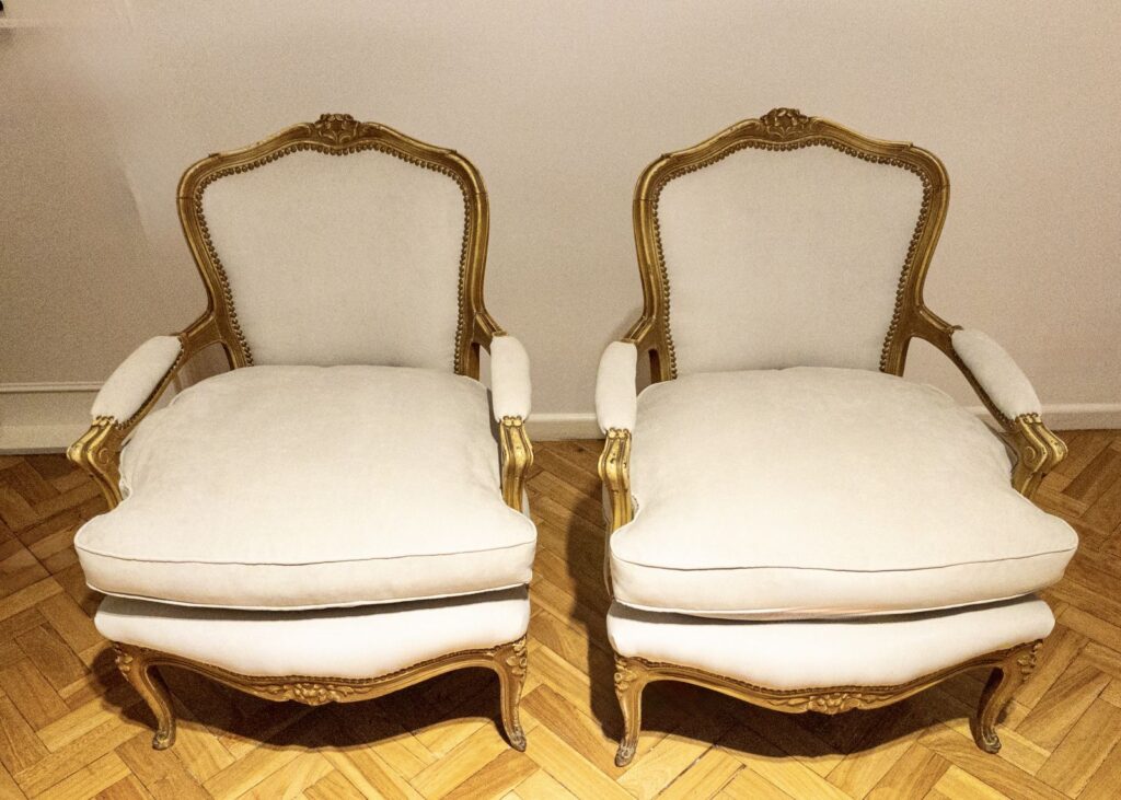 Par de bergères dorados retapizados en blanco